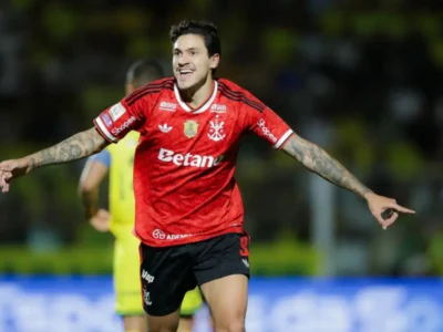 Jogadores do Flamengo comemoram durante a goleada por 5 a 1 sobre o Mirassol, neste domingo (16), pela 23ª rodada do Campeonato Brasileiro. Pedro marcou duas vezes e chegou aos 14 gols na competição