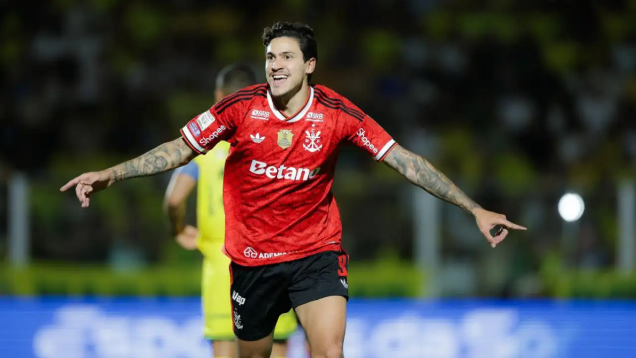 Jogadores do Flamengo comemoram durante a goleada por 5 a 1 sobre o Mirassol, neste domingo (16), pela 23ª rodada do Campeonato Brasileiro. Pedro marcou duas vezes e chegou aos 14 gols na competição