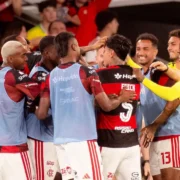 Jogadores do Flamengo comemoram durante a vitória sobre o Vitória no Maracanã. O Rubro-Negro venceu por 2 a 0, com gols de Erick Pulgar e Bruno Henrique, reduziu a distância para a liderança do Campeonato Brasileiro e ainda contou com o retorno de Lucas Paquetá
