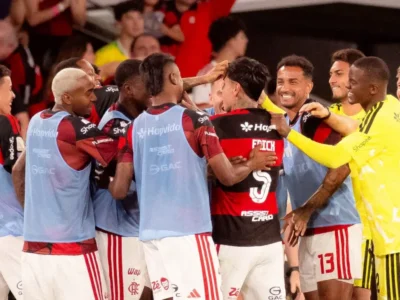 Jogadores do Flamengo comemoram durante a vitória sobre o Vitória no Maracanã. O Rubro-Negro venceu por 2 a 0, com gols de Erick Pulgar e Bruno Henrique, reduziu a distância para a liderança do Campeonato Brasileiro e ainda contou com o retorno de Lucas Paquetá