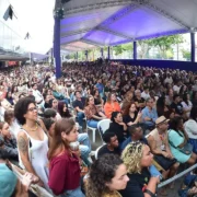 Público circula pela FLIN 2026 em Niterói durante programação literária gratuita