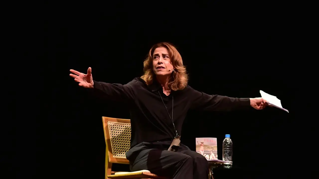 Fernanda Torres no palco durante a Festa Literária Internacional de Niterói (FLIN) 2026