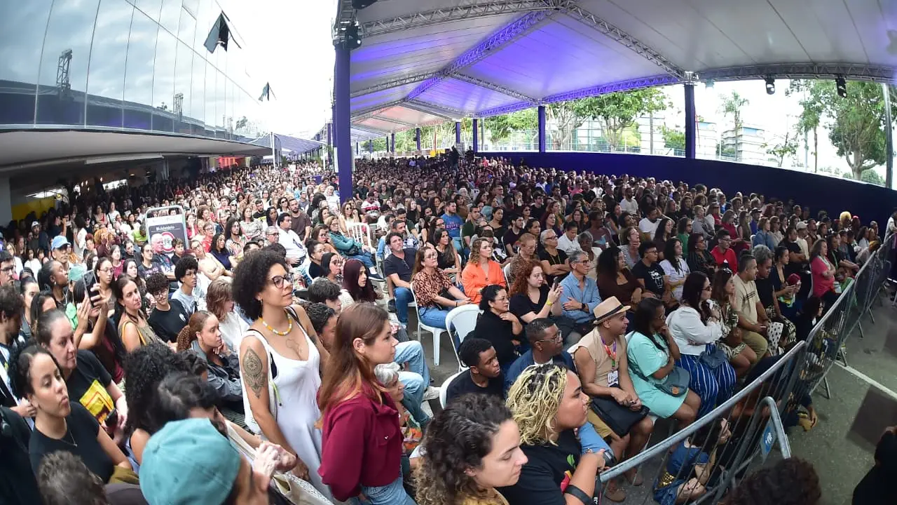 Público circula pela FLIN 2026 em Niterói durante programação literária gratuita