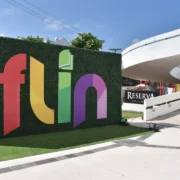 Público circula pelos espaços da Festa Literária Internacional de Niterói. A FLIN 2026 será realizada durante quatro dias no Reserva Cultural, em São Domingos, com programação gratuita de literatura, cultura e debates