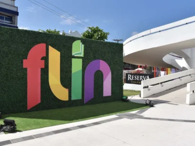 Público circula pelos espaços da Festa Literária Internacional de Niterói. A FLIN 2026 será realizada durante quatro dias no Reserva Cultural, em São Domingos, com programação gratuita de literatura, cultura e debates