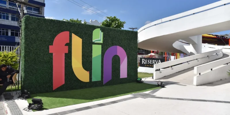 Público circula pelos espaços da Festa Literária Internacional de Niterói. A FLIN 2026 será realizada durante quatro dias no Reserva Cultural, em São Domingos, com programação gratuita de literatura, cultura e debates