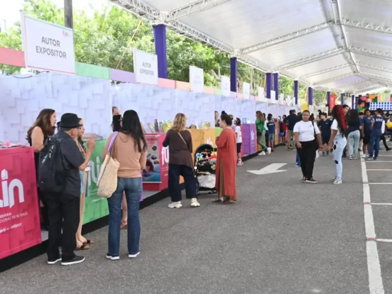 Público participa da abertura da FLIN 2026 no Reserva Cultural, em Niterói