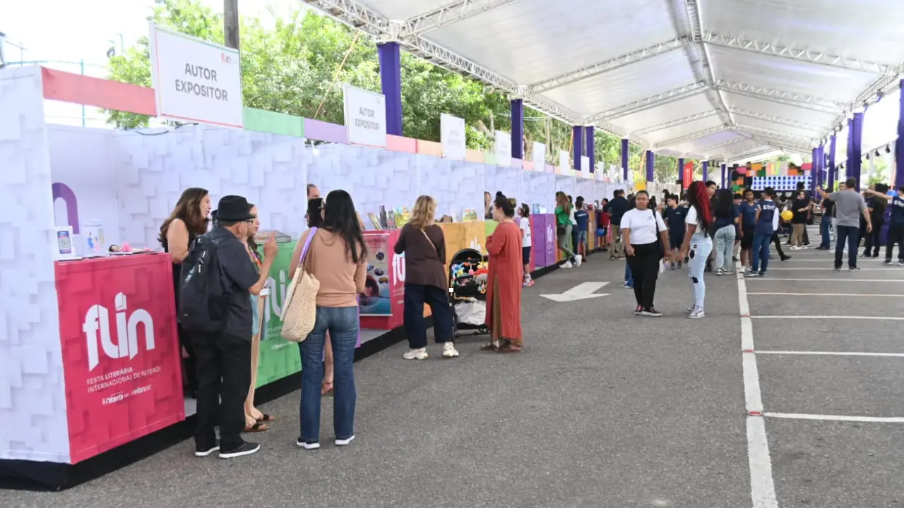 Público participa da abertura da FLIN 2026 no Reserva Cultural, em Niterói