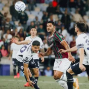 Jogadores de Fluminense e Independiente Rivadavia durante o empate sem gols no Maracanã. O Tricolor ouviu protestos da torcida e agora decidirá a classificação às quartas de final da Libertadores em Mendoza