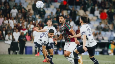 Jogadores de Fluminense e Independiente Rivadavia durante o empate sem gols no Maracanã. O Tricolor ouviu protestos da torcida e agora decidirá a classificação às quartas de final da Libertadores em Mendoza