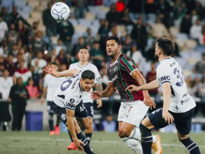 Jogadores de Fluminense e Independiente Rivadavia durante o empate sem gols no Maracanã. O Tricolor ouviu protestos da torcida e agora decidirá a classificação às quartas de final da Libertadores em Mendoza