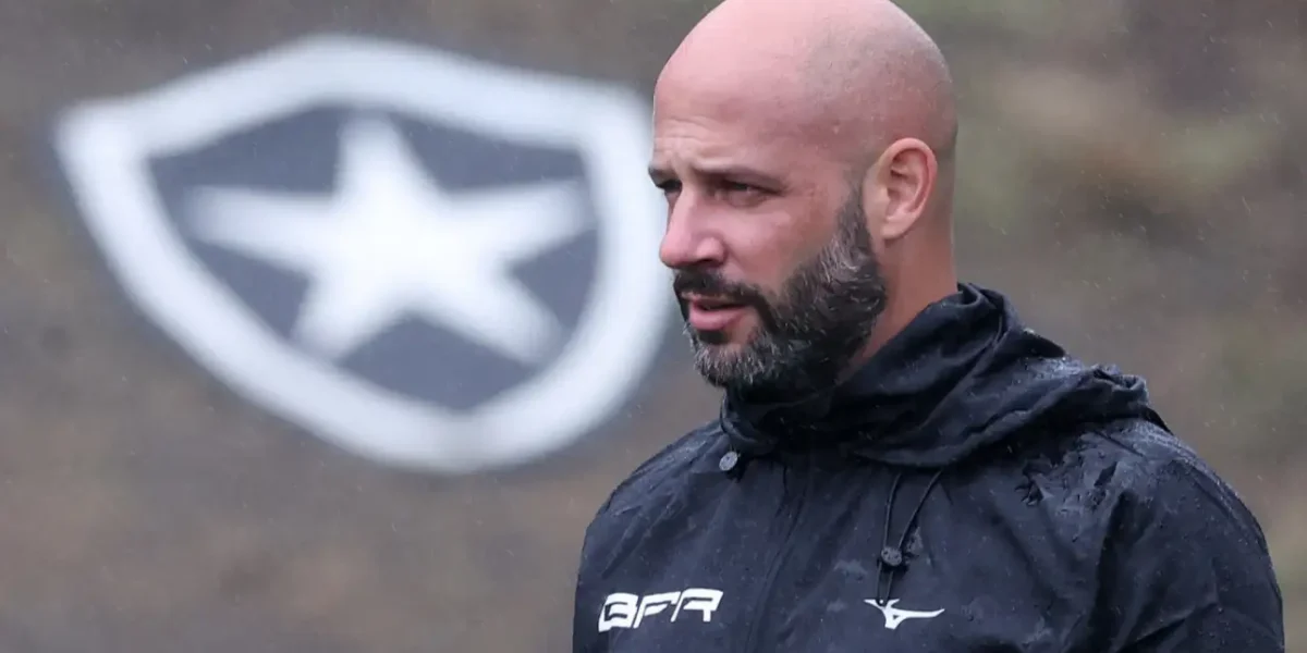 Franclim Carvalho durante partida do Botafogo. O treinador português passou a enfrentar maior pressão após a derrota por 6 a 1 para o Cienciano pelas oitavas da Copa Sul-Americana