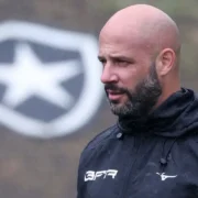 Franclim Carvalho durante partida do Botafogo. O treinador português passou a enfrentar maior pressão após a derrota por 6 a 1 para o Cienciano pelas oitavas da Copa Sul-Americana