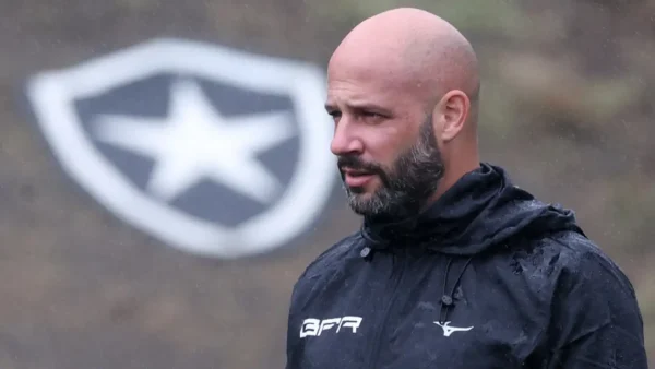 Franclim Carvalho durante partida do Botafogo. O treinador português passou a enfrentar maior pressão após a derrota por 6 a 1 para o Cienciano pelas oitavas da Copa Sul-Americana