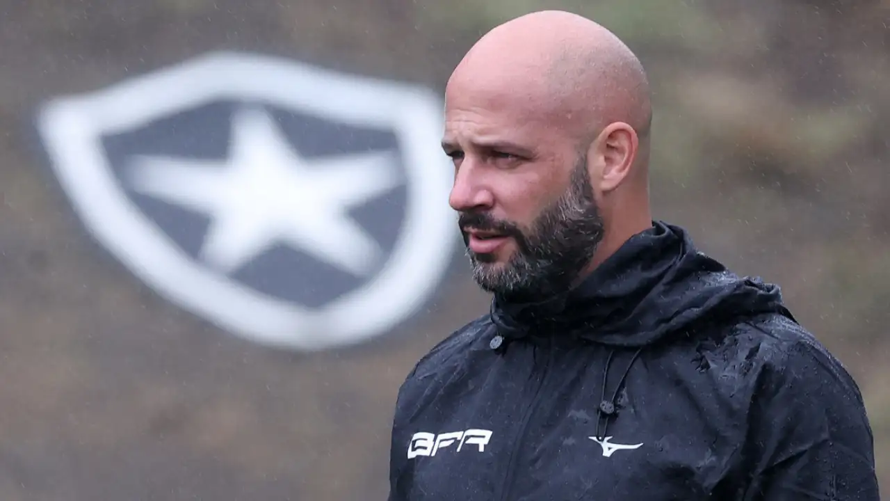 Franclim Carvalho durante partida do Botafogo. O treinador português passou a enfrentar maior pressão após a derrota por 6 a 1 para o Cienciano pelas oitavas da Copa Sul-Americana