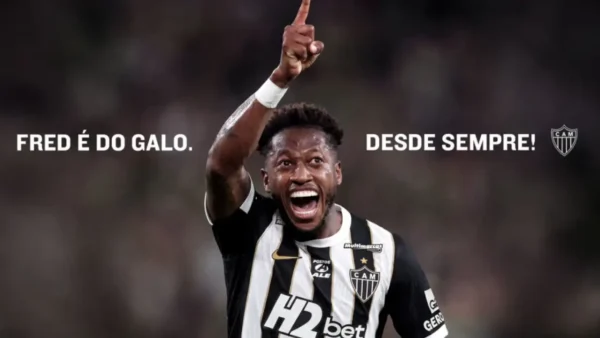 Fred na apresentação como reforço do Atlético-MG. O volante de 33 anos retornou ao Brasil após 13 anos no exterior e vestirá a camisa 7 do Galo