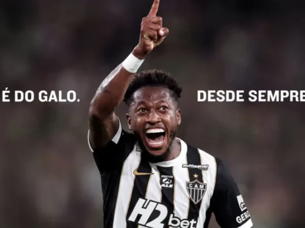 Fred na apresentação como reforço do Atlético-MG. O volante de 33 anos retornou ao Brasil após 13 anos no exterior e vestirá a camisa 7 do Galo
