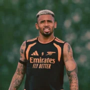 Gabriel Jesus durante treinamento do Arsenal antes de transferência para o Barcelona