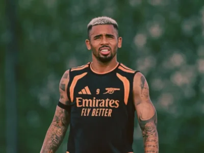 Gabriel Jesus durante treinamento do Arsenal antes de transferência para o Barcelona