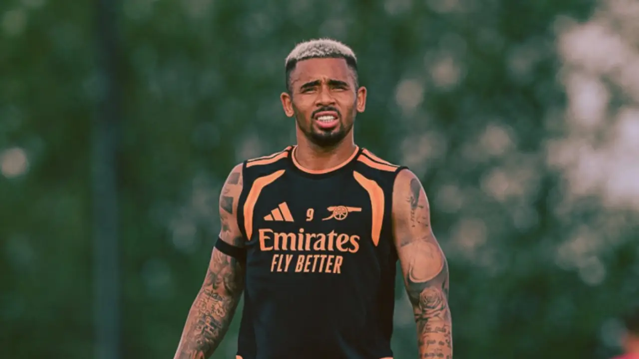 Gabriel Jesus durante treinamento do Arsenal antes de transferência para o Barcelona