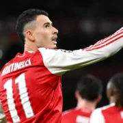 Gabriel Martinelli comemora com a camisa do Arsenal antes de transferência para o Al-Hilal