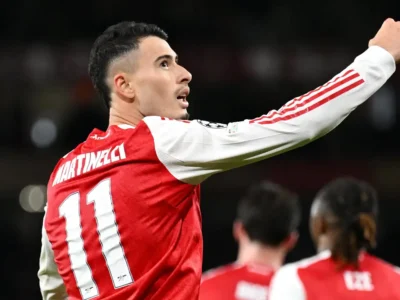 Gabriel Martinelli comemora com a camisa do Arsenal antes de transferência para o Al-Hilal