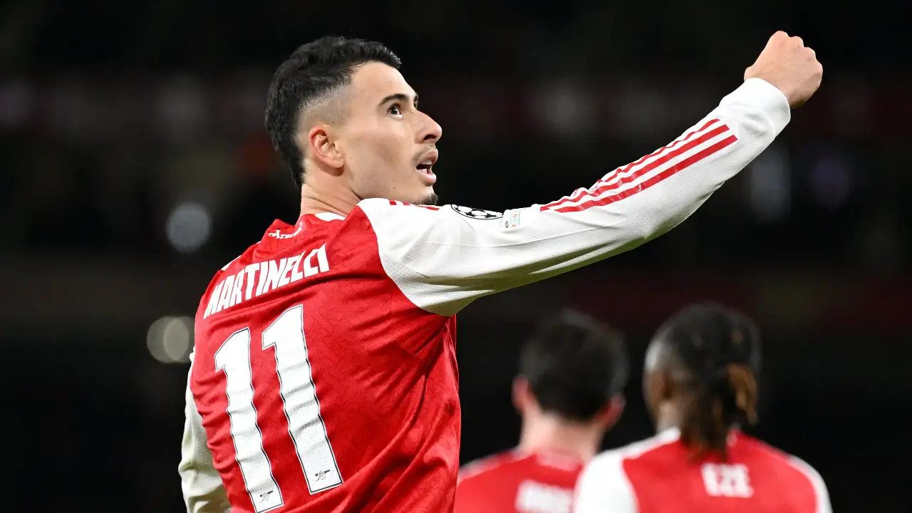 Gabriel Martinelli comemora com a camisa do Arsenal antes de transferência para o Al-Hilal Gabriel Martinelli comemora com a camisa do Arsenal antes de transferência para o Al-Hilal
