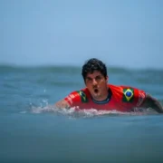 Imagem do surfista brasileiro Gabriel Medina no Taiti durante preparação para etapa de Teahupo'o