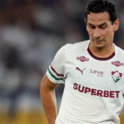 Paulo Henrique Ganso com as cores do Fluminense. Aos 36 anos, o meia voltou a ganhar espaço na equipe comandada por Luis Zubeldía enquanto seu futuro para a temporada de 2027 permanece indefinido