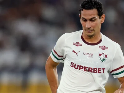 Paulo Henrique Ganso com as cores do Fluminense. Aos 36 anos, o meia voltou a ganhar espaço na equipe comandada por Luis Zubeldía enquanto seu futuro para a temporada de 2027 permanece indefinido