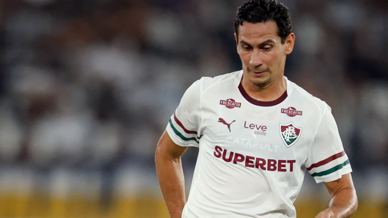 Paulo Henrique Ganso com as cores do Fluminense. Aos 36 anos, o meia voltou a ganhar espaço na equipe comandada por Luis Zubeldía enquanto seu futuro para a temporada de 2027 permanece indefinido