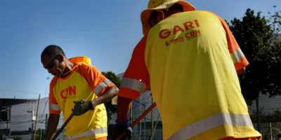 Gari de Niterói usa novo uniforme de trabalho nas ruas