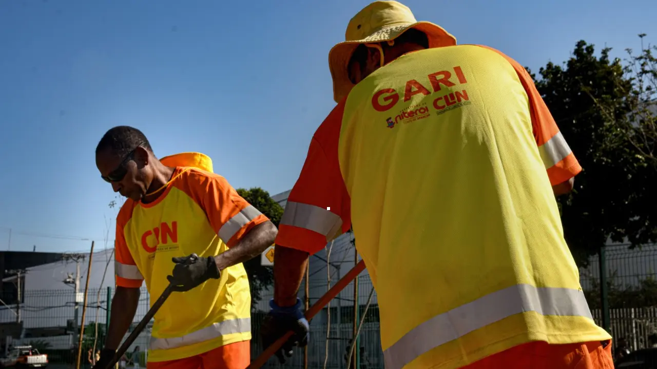 Gari de Niterói usa novo uniforme de trabalho nas ruas