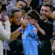 Neymar presenteia torcedor mirim após clássico entre Santos e Corinthians