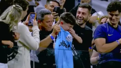 Neymar presenteia torcedor mirim após clássico entre Santos e Corinthians
