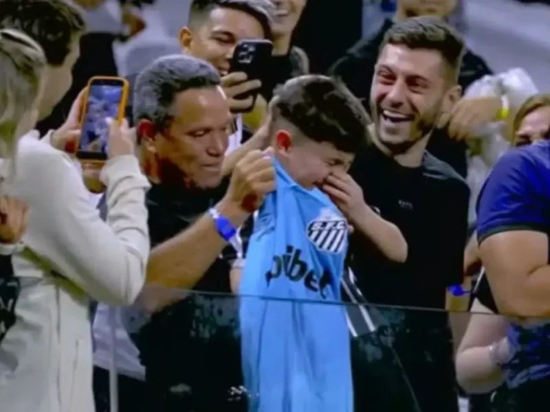 Neymar presenteia torcedor mirim após clássico entre Santos e Corinthians
