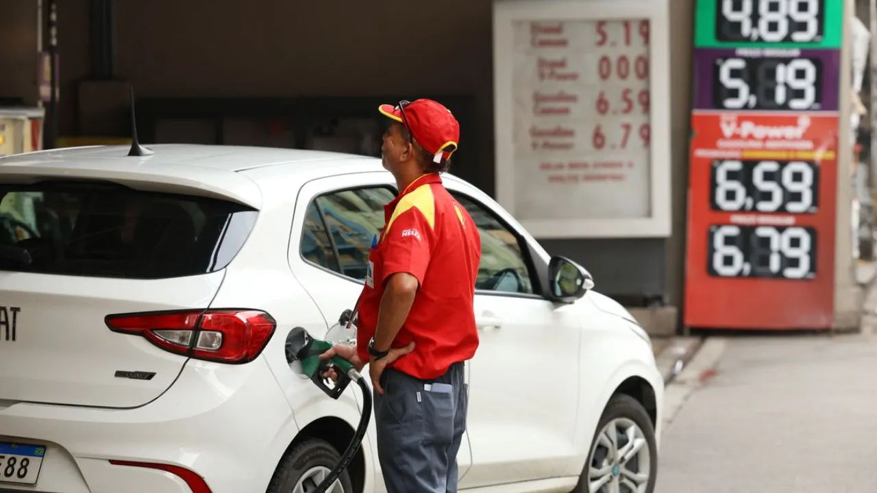 Gasolina E32 passa a ter 32% de etanol anidro e enfrenta questionamento judicial do Ministério Público Federal Gasolina E32 passa a ter 32% de etanol anidro e enfrenta questionamento judicial do Ministério Público Federal