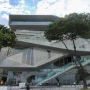 Fachada do Museu da Imagem e do Som de Copacabana, no Rio de Janeiro