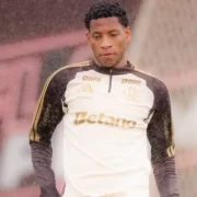 Gonzalo Plata em campo com a camisa do Flamengo durante partida da temporada