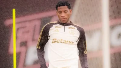 Gonzalo Plata em campo com a camisa do Flamengo durante partida da temporada