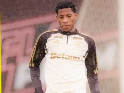 Gonzalo Plata em campo com a camisa do Flamengo durante partida da temporada
