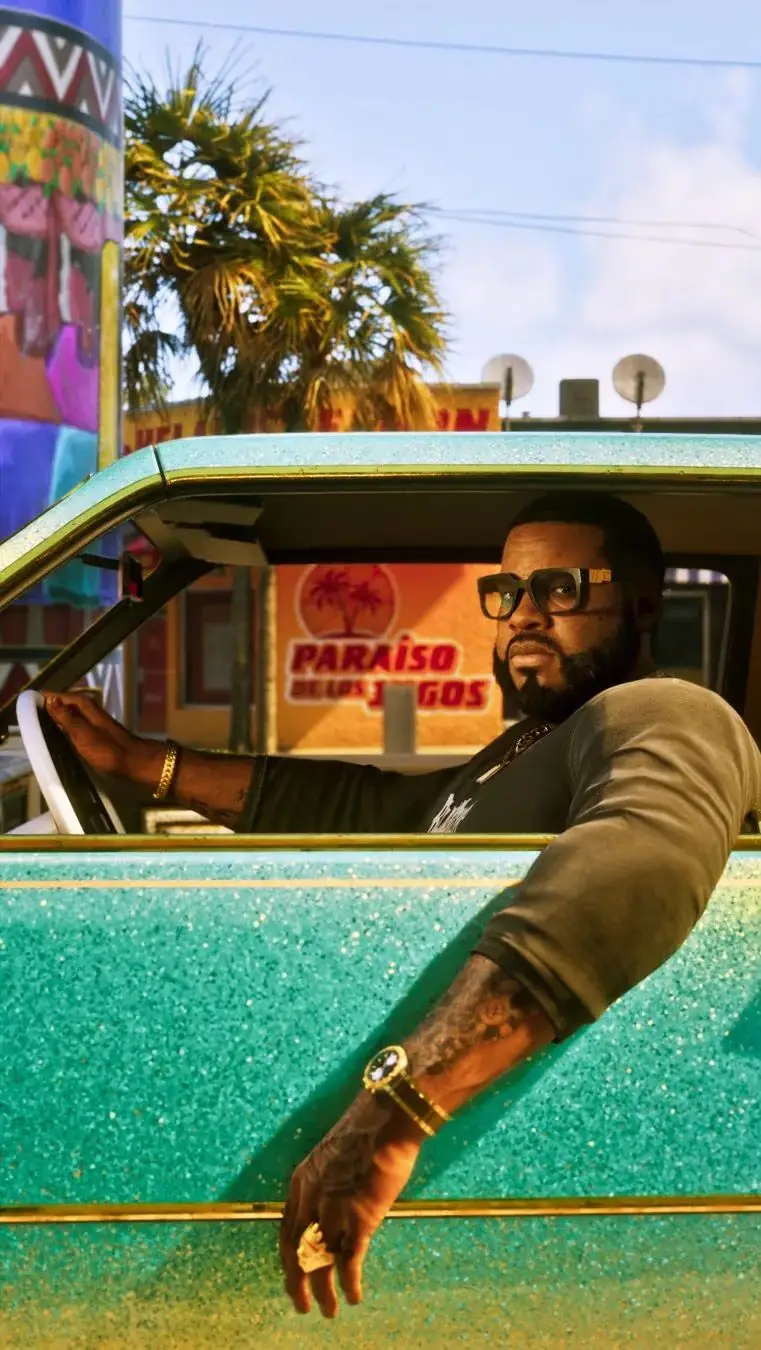 Personagem masculino de GTA 6, Boobie Ike, dentro de carro verde em rua ensolarada de Vice City