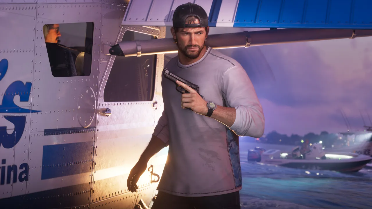 Personagem armado, Jason, ao lado de hidroavião em cena de GTA 6, com barco ao fundo
