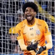 Hugo Souza, goleiro do Corinthians, durante a partida contra o Rosario Central no Gigante de Arroyito. O jogador denunciou ataques racistas vindos da arquibancada durante o confronto