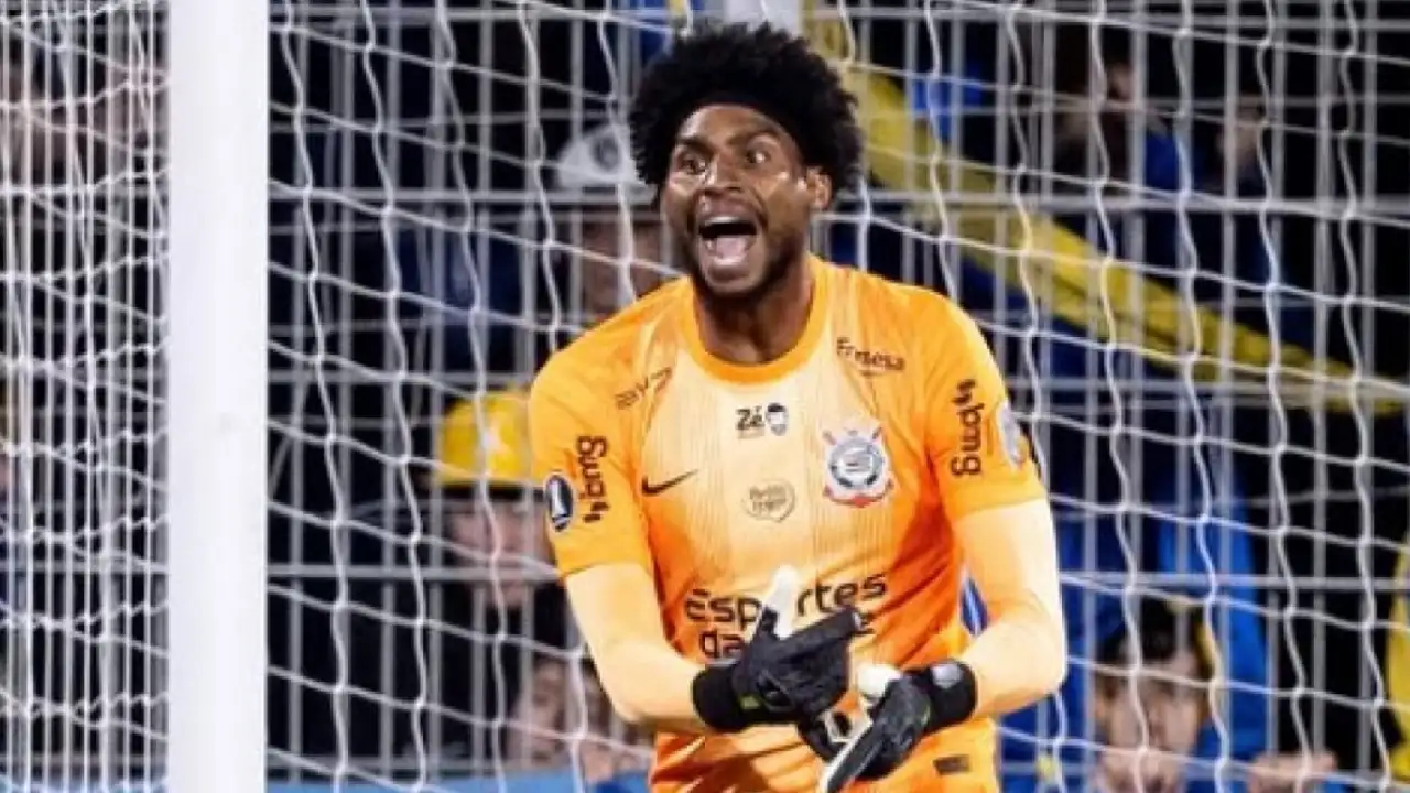 Hugo Souza, goleiro do Corinthians, durante a partida contra o Rosario Central no Gigante de Arroyito. O jogador denunciou ataques racistas vindos da arquibancada durante o confronto