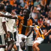 Jogadores do Hull City comemoram durante a vitória sobre o Manchester United no MKM Stadium pela primeira rodada da Premier League 2026/27