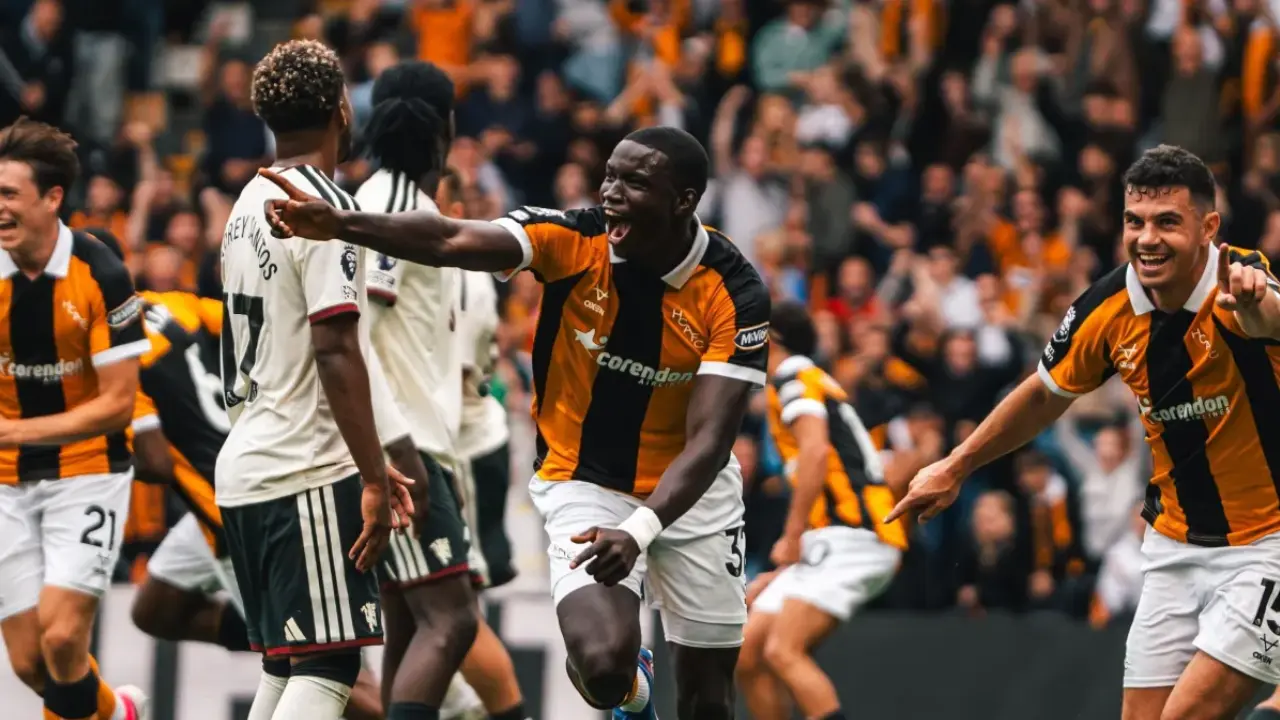 Jogadores do Hull City comemoram durante a vitória sobre o Manchester United no MKM Stadium pela primeira rodada da Premier League 2026/27