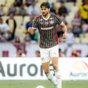 Igor Rabello recebe atendimento durante Fluminense x Palmeiras no Maracanã. O zagueiro sofreu uma luxação acromioclavicular no ombro esquerdo e virou preocupação antes da decisão pela Libertadores
