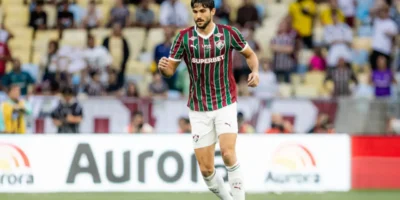 Igor Rabello recebe atendimento durante Fluminense x Palmeiras no Maracanã. O zagueiro sofreu uma luxação acromioclavicular no ombro esquerdo e virou preocupação antes da decisão pela Libertadores