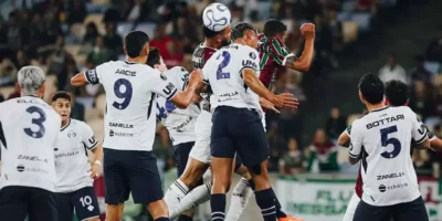 Jogadores de Fluminense e Independiente Rivadavia disputam partida pela Copa Libertadores
